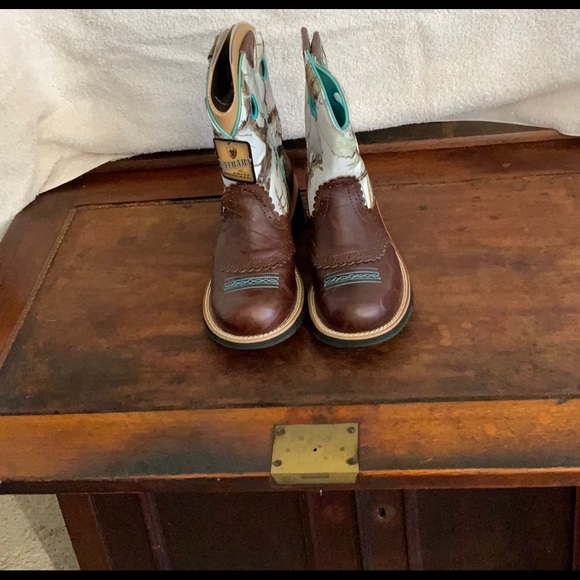 Ariat Shoes - Ariat BNWT Fatbaby Cowgirl Brown Crinkle/Snowflake Size 9 1/2